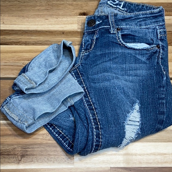 Distressed capris jeans - Picture 7 of 8